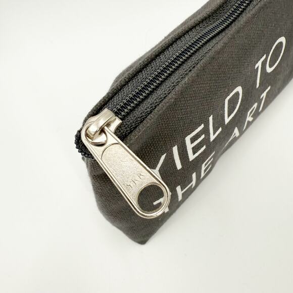 THE MET The Metropolitan Museum of Art ‘Yield to the Art’ Canvas Zipper Pouch - Picture 9 of 12